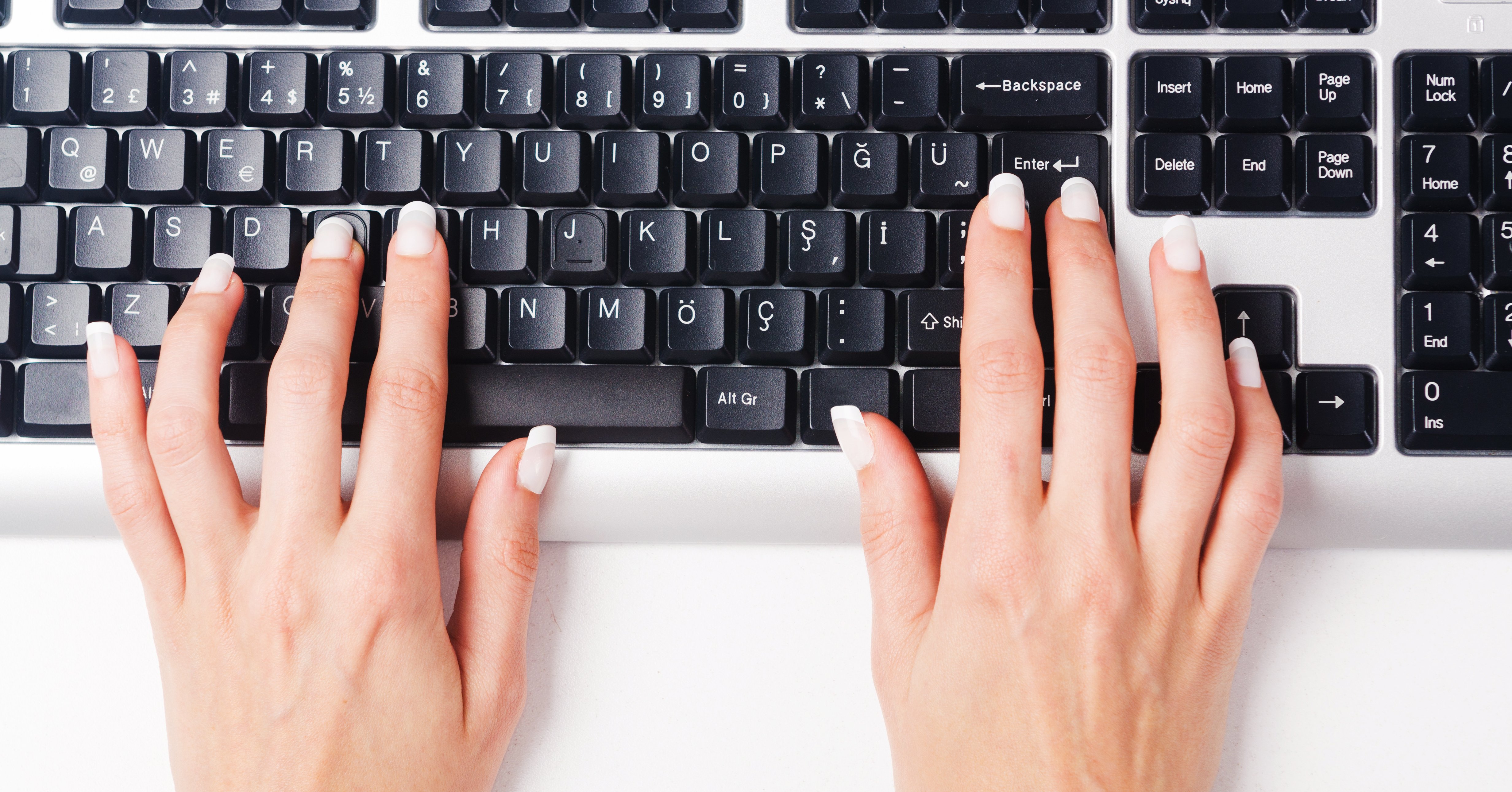 Женские руки на клавиатуре компьютера